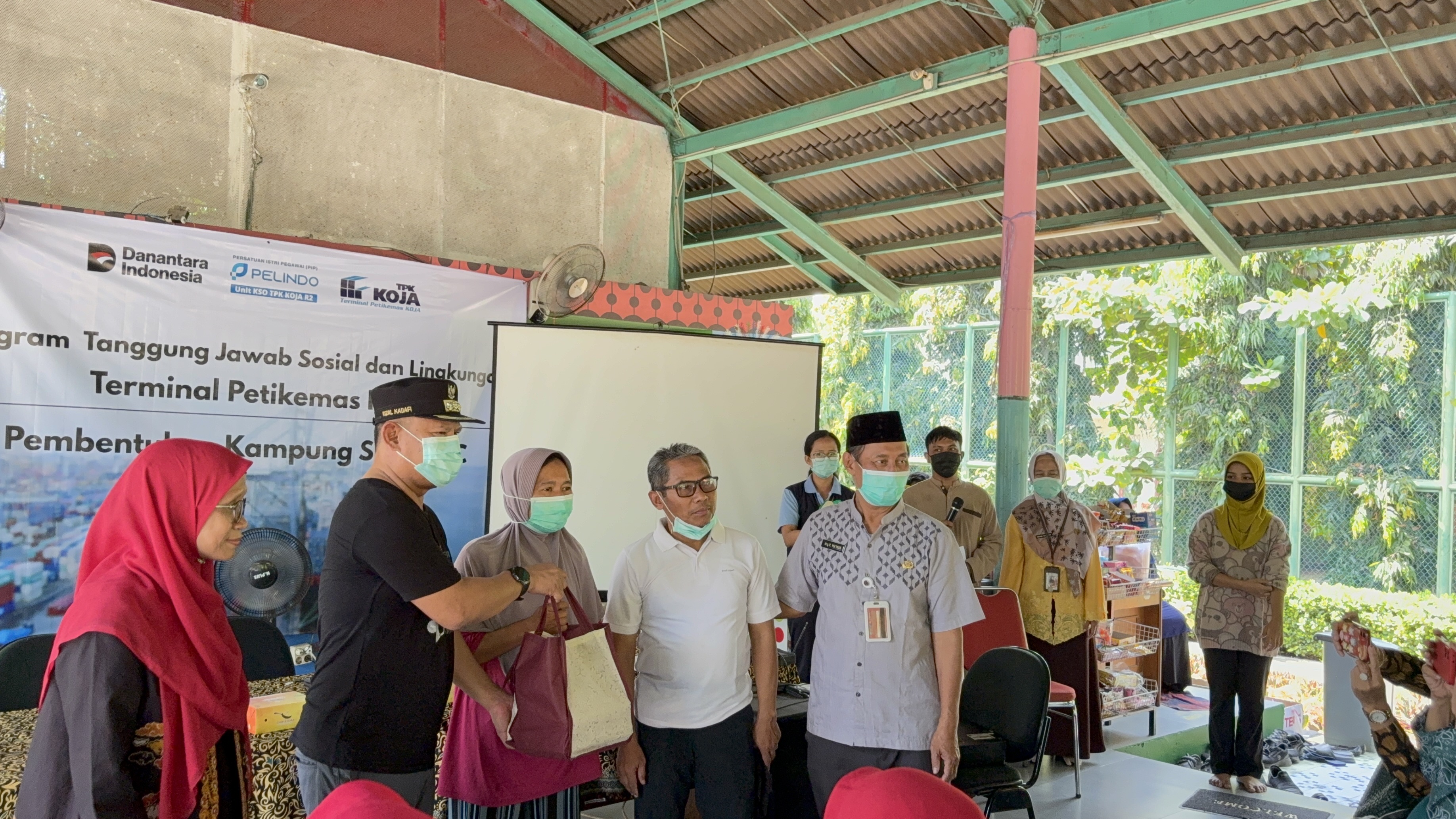 TPK Koja melalui Program (TJSL) juga berkolaborasi dengan Persatuan Istri Pegawai (PIP) Pelindo Unit KSO TPK Koja R2 dalam kegiatan Kampung Siaga TBC.